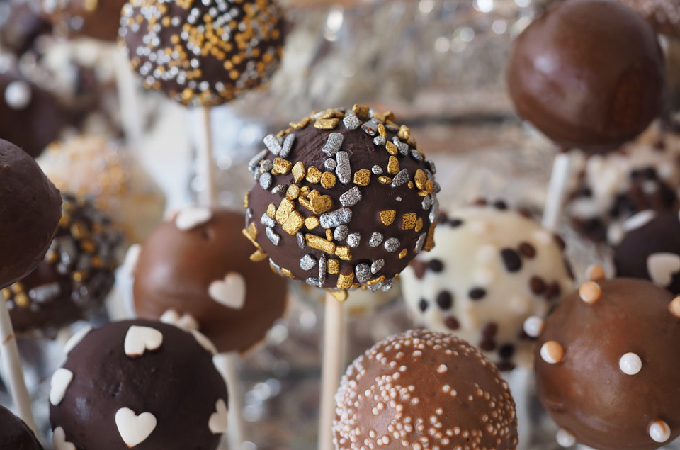 gold and silver pop cakes